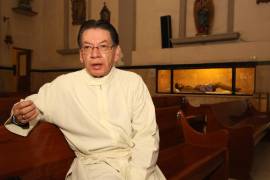 Tradición. El sacerdote Mario Carrillo, del templo de San Esteban, explica por qué se celebra cada 2 de febrero el Día de la Candelaria.