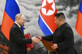 El presidente ruso, Vladimir Putin y el líder de Corea del Norte, Kim Jong Un, intercambian documentos durante una ceremonia de firma de la nueva asociación en Pyongyang, Corea del Norte.