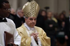 El cardenal Angelo Becciu preside una liturgia eucarística en la Basílica de San Juan, en Roma, el 9 de febrero de 2017. Becciu dio a conocer su decisión de no participar en el próximo cónclave.