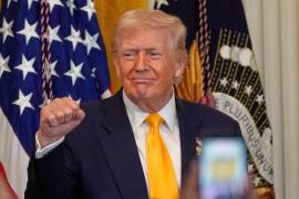 El presidente Donald Trump hace un gesto durante un evento del Mes de la Historia Negra en la Sala Este de la Casa Blanca en Washington.