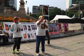 Madres buscadoras protestaron el pasado 18 de junio a un costado del Ángel de la Independencia en Ciudad de México.