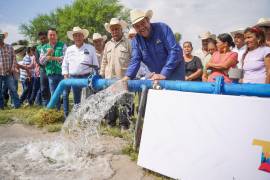 El alcalde Tomás Gutiérrez Merino encabezó la entrega del equipo de bombeo en el ejido San Ignacio.