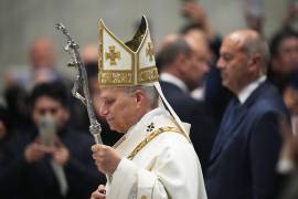 El papa León XIV camina con el báculo pastoral en la Basílica de San Pedro del Vaticano.