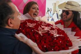 Xóchitl Gálvez recibió un gigantesco ramo de rosas rojas al finalizar su “Conferencia de la Verdad”, un cómico se las hizo llegar y le dijo que eran de parte del patrón, para desearle suerte en el arranque de campaña.