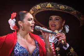 La cantante Aída Cuevas, y su hija Valeria Cuevas, durante su participación en el festival de música Zócalo, lindo y querido. Maratón de mariachis de la Ciudad de México realizado en el zócalo capitalino.