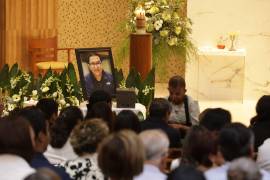 Personas cercanas al exfuncionario abarrotaron la iglesia San Pablo Apóstol para dar el último adiós.