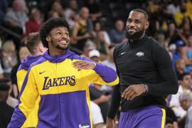 LeBron James y Bronny James podrían hacer historia hoy al jugar juntos en un partido oficial de la NBA.