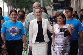 Claudia Sheinbaum y Karina Ruiz, directora Ejecutiva de Arizona Dream Act Coalition, a su arribo para la presentación del libro “Antología de sueños de un viaje imposible” en CDMX.