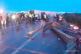 Ocho personas murieron y 61 resultaron lesionadas tras la volcadura de un camión de la Ruta 611-Pesquería en Apodaca, Nuevo León.