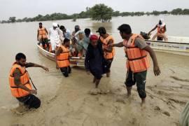 Soldados del ejército evacúan a personas de un área afectada por inundaciones el sábado 27 de agosto de 2022, en Rajanpur, distrito de Punjab, Pakistán.