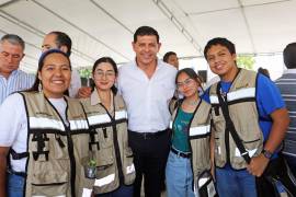 Estudiantes de la Licenciatura en Historia de la Escuela de Ciencias Sociales se desempeñan como guías turísticos en el Centro Histórico de Saltillo.