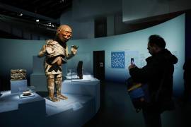 Paris (France), 02/04/2024.- A man takes a picture of the sculpture of Mictlantecuhtli, god of death in the mexica culture, displayed at the exhibition 'MEXICA. Des dons et des Dieux au Templo Mayor' (Mexica, gifts and gods at Major Temple) during a press tour at the Quai Branly Museum in Paris, France, 02 April 2024. Over 500 objects from the Mexica civilization on displayed for the first time in Europe. The exhibition MEXICA. Des dons et des Dieux au Templo Mayor' at Quai Branly Museum runs from April 3 to September 8, 2024. (Francia) EFE/EPA/TERESA SUAREZ