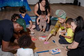 Mandi Finkel-Jimenez, sonoterapeuta, con su hijo Sag en Artful Souls &amp; Wellness en Williamsburg, Brooklyn, en Nueva York, el 7 de junio de 2025.