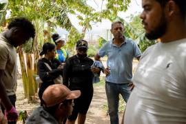 Familiares de deportados desaparecidos se reúnen en busca de noticias, esperando información que las autoridades venezolanas no han proporcionado, en medio de la desolación de La Guaira.