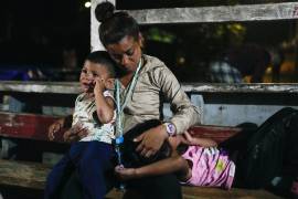 La migrante venezolana Naomi Díaz, en un barco que partió de Miramar, Panamá, hacia la frontera con Colombia. Los migrantes regresan desde el sur de México tras renunciar a llegar a Estados Unidos.