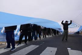 Manifestantes protestan frente al Ministerio de Economía para exigir al Gobierno que tome medidas ante la crisis de la deuda de los hogares en Buenos Aires, Argentina, el jueves 20 de agosto de 2026.