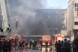 En esta fotografía difundida por la agencia de noticias Xinhua, se observa a bomberos en el lugar de un incendio en una fábrica de calzado en la aldea de Jiangtou, municipio de Chendai, ciudad de Jinjiang, provincia de Fujian