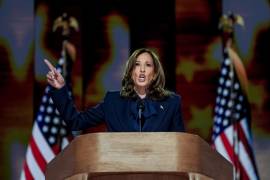 La candidata presidencial demócrata y vicepresidenta de Estados Unidos, Kamala Harris, da un discurso en la última noche de la Convención Nacional Demócrata (DNC) en el United Center en Chicago, Illinois.