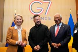 El presidente ucraniano Volodymyr Zelenskyy con la presidenta de la Comisión Europea Ursula von der Leyen y el presidente del Consejo Europeo Antonio Costa en Evian-les-Bains, Francia, informó AP.