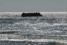 Un grupo de migrantes trata de cruzar de Francia a Gran Bretaña cerca de Hardelot, Francia, el 23 de septiembre del 2026.