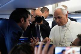 El papa León XIV habla con reporteros a bordo de un vuelo de Roma a París, para una visita apostólica de cuatro días a Francia.