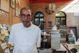 Pasión. José Luis Cardona Rivera, fundador y propietario de la Librería Santa Fe, ha dedicado dos décadas al oficio de librero de viejo en la capital coahuilense.