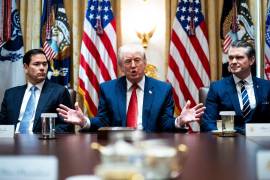 El presidente Trump discute la situación con Irán y el estrecho de Ormuz en la Casa Blanca, acompañado por el senador Rubio y el nominado Pete Hegseth.