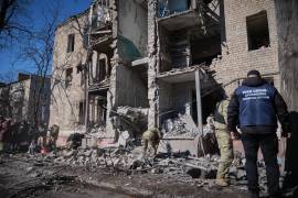 Los servicios de emergencia en la escena después de un ataque con misiles rusos en un edificio residencial en Kramatorsk, región de Donetsk, Ucrania.