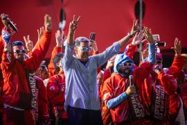 El presidente de Venezuela y aspirante a la reelección, Nicolás Maduro, saluda a los asistentes al cierre de su campaña este jueves, en Caracas, Venezuela.
