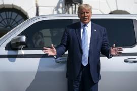 Donald Trump habla del camión eléctrico Endurance en Washington el 28 de septiembre del 2020. La orden del presidente indica que elimina “el mandato de comprar vehículos eléctricos”