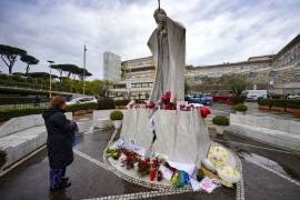 Fieles continúan llevando al hospital flores y veladoras para pedir por la salud del papa.