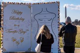 Personas observan una instalación de arte de protesta para conmemorar el cumpleaños de Jeffrey Epstein, el 20 de enero de 1953, en el National Mall, el lunes 19 de enero de 2026, en Washington.