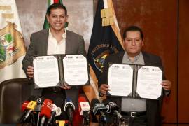 El rector de la UAdeC, Octavio Pimentel y el el vocal ejecutivo del INE, José Luis Vázquez López, firmaron un convenio de colaborción.