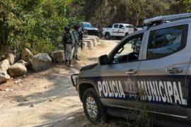 Elementos de seguridad retiran bolsas de basura con restos humanos