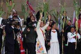 Al igual que López Obrador hace seis años, Sheinbaum presentó 100 compromisos en un evento en el Zócalo capitalino.