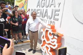 Acompañado de un grupo de vecinos que han sufrido por la falta de suministro de agua y también por fugas, el morenista Andrés Mijes acudió a las instalaciones de SAyD de Monterrey para una clausura simbólica.