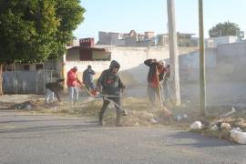 Personal de “La Ola” limpió 23 puntos críticos con acumulación de basura.