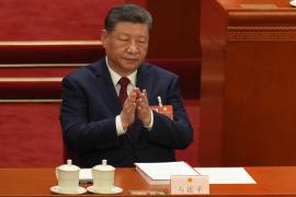 El presidente chino Xi Jinping aplaude durante la sesión de clausura de la Asamblea Popular Nacional (APN) en el Gran Salón del Pueblo en Beijing.