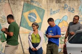 Electores hacen fila en un centro de votación durante las elecciones generales en Brasilia, el domingo 4 de octubre de 2026.