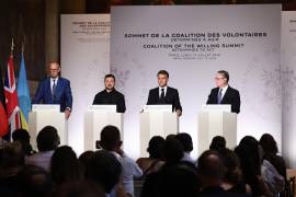 El canciller alemán Friedrich Merz (i), los presidentes de Ucrania Volodymyr Zelensky (c-i), y e Francia Emmanuel Macron (c-d) y el primer ministro británico Keir Starmer (d) ofrecen una rueda de prensa.