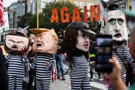 Personas disfrazadas de Donald Trump, J.D Vance, Kristi Noem, y Stephen Miller, durante la protesta “No Kings” en Washington.