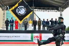 El alcalde Román Alberto Cepeda encabezó el desfile acompañado de autoridades militares y civiles.