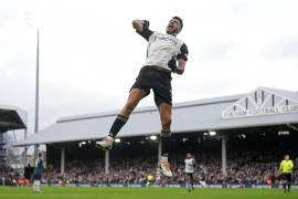 Jiménez anotó de “taquito” ante el Nottingham Forest y eso le valió ser galardonado con el Mejor Gol del Mes por parte del Fulham.