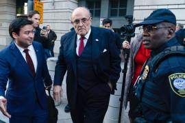 El exalcalde de Nueva York, Rudy Giuliani, sale de un tribunal federal en Washington, el 15 de diciembre de 2023.