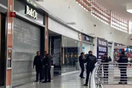 Una intensa movilización policiaca se registró al interior del centro comercial “Parque Delta” en la alcaldía Benito Juárez por el robo a una joyería; los asaltantes amagaron con una pistola al personal y un cliente que se encontraba en el lugar.