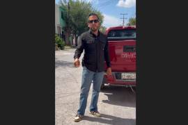 Obet Villarreal recorre distintos sectores de Monclova con sacos de asfalto frío para reparar desperfectos en las calles.