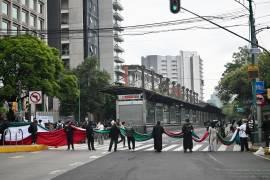Una centena de jueces y magistrados en retiro iniciaron esta mañana una marcha del Monumento a la Revolución al Senado.