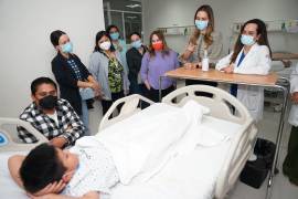 La presidenta honoraria del DIF Saltillo, Luly López Naranjo, acompañó a los menores durante las intervenciones.