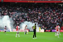 El duelo entre el Ajax y el Feyenoord, donde Giménez acumulaba un doblete, se reanudará este miércoles.