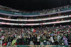 Aficionados mexicanos muestran su apoyo a la Selección Nacional con pancartas y banderas. La pasión de la afición mexicana es única y se siente en cada rincón del país.